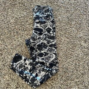 Love her leggings 7/8